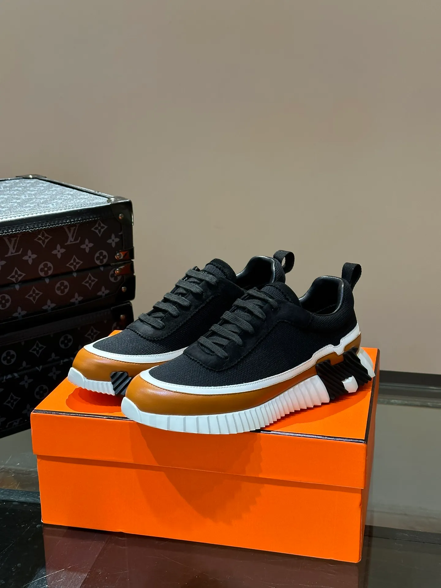 Men's shoes 💰p420 "hermes*" new men's casual sports shoes, the upper is made of cowhide leather and high-end mesh, imported materials, full of texture, the light sole is decorated with contrasting patterns, creating a versatile fashion style. Size: 38-44 (45.46 customized)